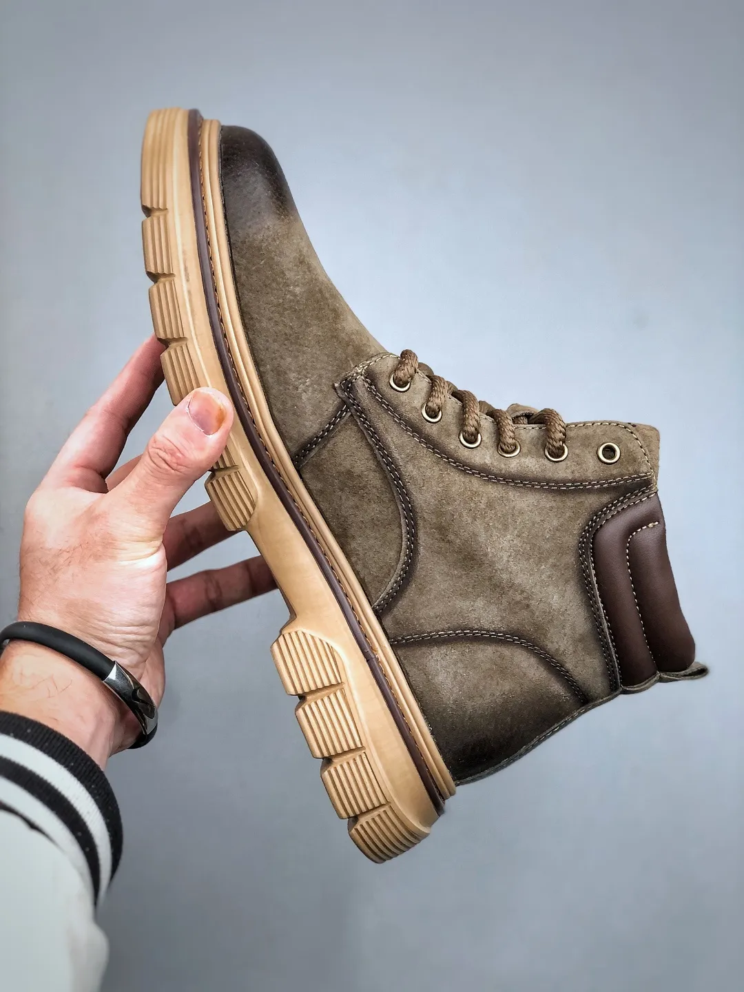 Welfare special price 💰480 #Timberland Timberland/Timberland new autumn and winter products (plush lining🔥warm and heat-locking) autumn and winter must-have outdoor casual rhubarb boots series #Guangdong Dachang quality, original box and original packaging, fashionable and trendy matching, the fabric is made of Italian 🇮🇹 top frosted fine-grained cowhide, lightweight outsole, with anti-odor and anti-corrosion genuine leather latex insole, outsole and hardware are all made from OEM raw materials Same as the original Goodyear's never-opening glue process. Good products don't kill pigs. The quality of the first order is strictly controlled. Exclusively released on the entire network. The quality is beyond doubt. The full set of official website unified packaging gives you a perfect wearing experience. The quality is exquisite and durable. A must-have for sportsmen. Specializes in not being handsome. High-quality feet feel first-class. This winter, it is specially used for outdoor cold protection. Daily casual matching. Size: 39-44 (leather shoe size)